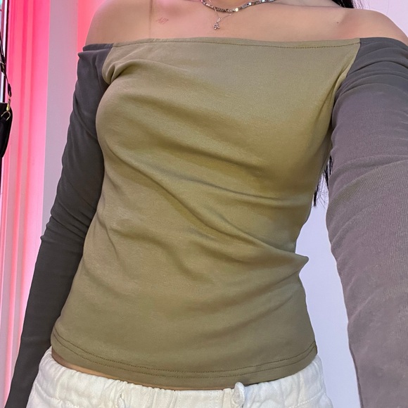 Off Shoulder Contrast Long Sleeve - Picture 2 of 3